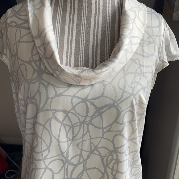 Banana Republic top gently worn in great shape! - Picture 2 of 4